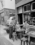 856076 Afbeelding van wethouder H.J. Zeevalking (rechts) en de heer Kok op een terrasje bij Café De Wijde Poort ...